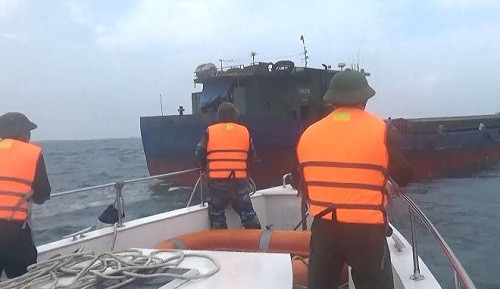 Quảng Bình: Cứu 11 thuyền viên trên tàu chở hàng gặp nạn
