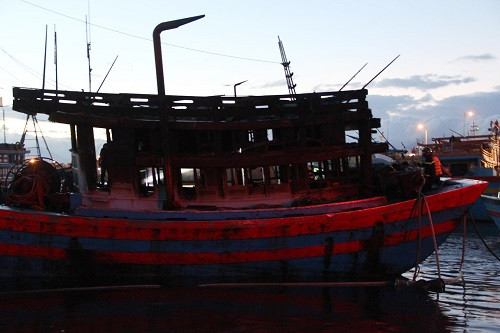 Đà Nẵng: Tàu cá bốc cháy trên đường vào cảng