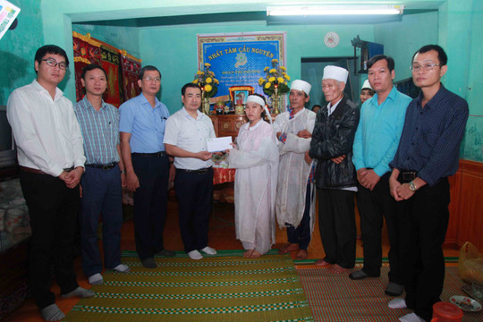 Tạp chí Môi trường và Cuộc sống thăm hỏi và tặng quà một số gia đình bị ảnh hưởng bởi mưa lũ tại huyện Quảng Điền