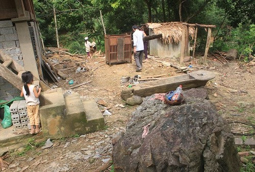 Thanh Hóa: Hàng chục tảng đá rơi vào khu vực nhà dân