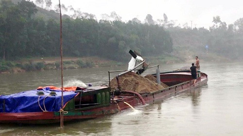 Hà Tĩnh: Xử phạt hai thuyền khai thác cát trái phép trên sông La