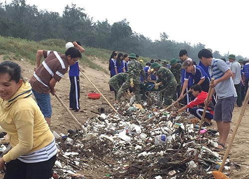 Bình Thuận: Ra quân làm sạch bãi biển Phan Rí Cửa