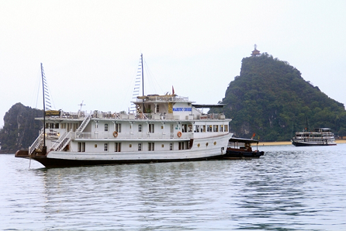 Quảng Ninh: Đình chỉ hai tàu du lịch hoạt động trên vịnh Hạ Long