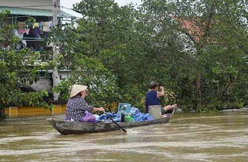 Ứng phó với diễn biến phức tạp của mưa lũ, Quảng Nam di dời dân khỏi vùng có nguy cơ sạt lở trước 18h ngày 23/11