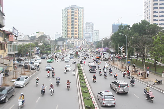 Hà Nội: Xén dải phân cách mở rộng mặt đường Nguyễn Chí Thanh để tránh ùn tắc