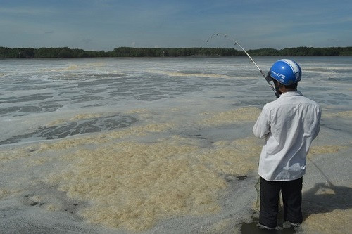 Sông Thị Vải xuất hiện bọt vàng nghi ô nhiễm