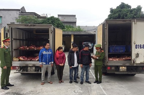 Bắt giữ 4 xe tải chở thịt bò thối trên địa bàn Ninh Bình