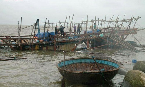 Quảng Ngãi: Một tàu cá bị chìm do dông lốc, thiệt hại ước tính hơn 10 tỷ đồng