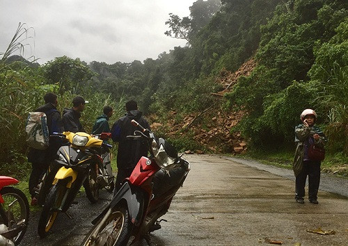 Quảng Bình: Thông xe đường Hồ Chí Minh sạt lở do mưa lớn
