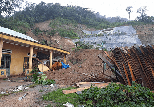 Sau tiếng nổ lớn, huyện Nam Trà My di dời khẩn cấp 13 hộ dân trong vùng sạt lở