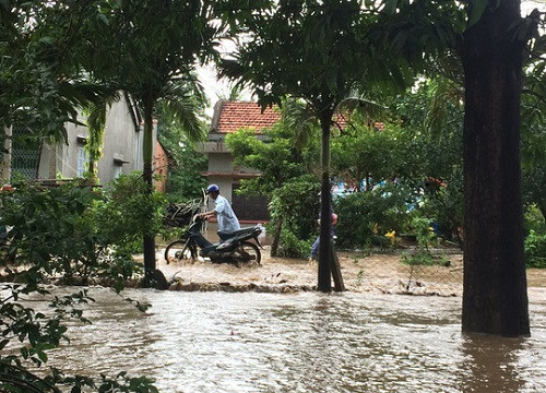 Một người bị nước lũ cuốn trôi ở Phú Yên
