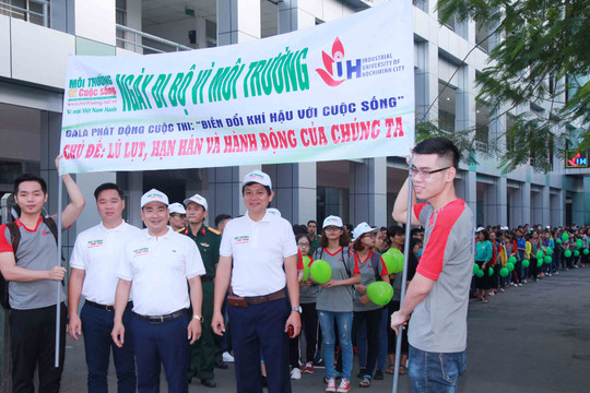 Sinh viên Đại học Công nghiệp Tp. Hồ Chí Minh hào hứng tham gia chương trình “Ngày đi bộ vì Môi trường”