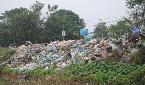 Nghệ An: Xuất hiện bãi rác tự phát trong lòng thành phố Vinh