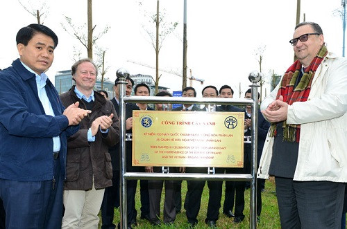 Kỷ niệm 100 năm Quốc khánh Phần Lan, UBND TP.Hà Nội cùng Đại sứ quán Hà Lan tiến hành trồng 100 cây xanh