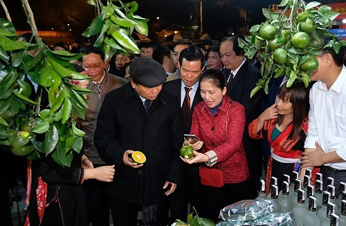 Thủ tướng Nguyễn Xuân Phúc tham quan các sản phẩm đặc trưng của Hà Giang