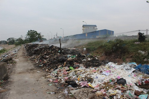 Ứng Hòa (Hà Nội): Rác thải tràn lan ven bờ sông Đáy