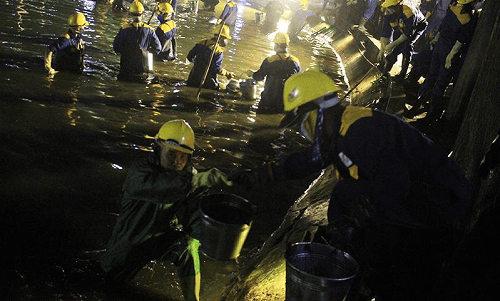 Gần 200 công nhân trắng đêm nạo vét hồ Hoàn Kiếm