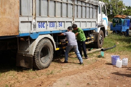 Bà Rịa-Vũng Tàu phát hiện và bắt giữ xe tải đổ trộm nhớt thải