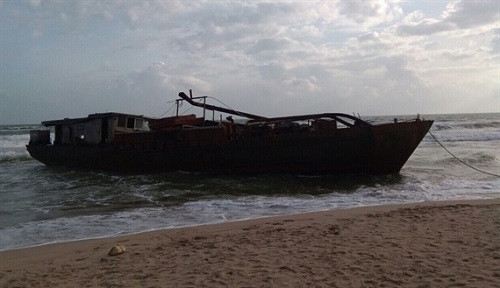 Tàu vô chủ trôi dạt ở biển Quảng Nam