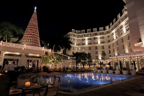 Khách sạn Metropole mừng Giáng sinh bằng cây thông làm từ gần 1.300 chiếc nón lá
