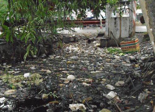 Kênh ngập rác thải trên đường Láng Le Bàu Cò
