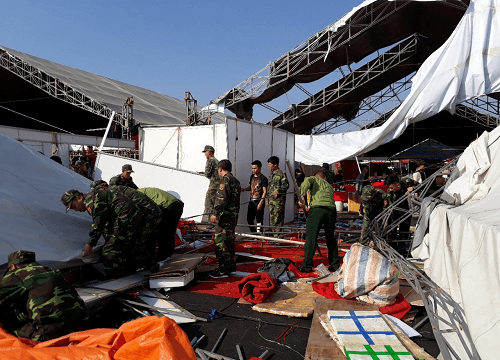 Quảng Ninh: Lốc xoáy bất ngờ khiến 60 gian hàng tan hoang
