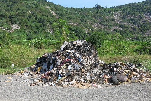 Đường vành đai núi Bà nhếch nhác rác thải