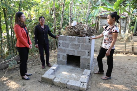 Hội phụ nữ tỉnh Ninh Bình hỗ trợ 150 hộ gia đình xây dựng hố xử lý rác