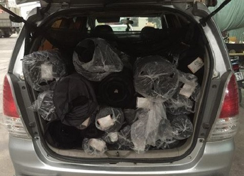Hà Nội bắt giữ xe ôtô chở số lượng lớn cuộn vải không rõ nguồn gốc