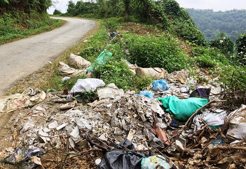 Xã Đồng Tuyển (TP.Lào Cai) rác thải tràn lan trên đường