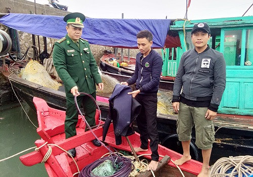 Quảng Ninh bắt giữ hai tàu khai thác thủy sản trái phép