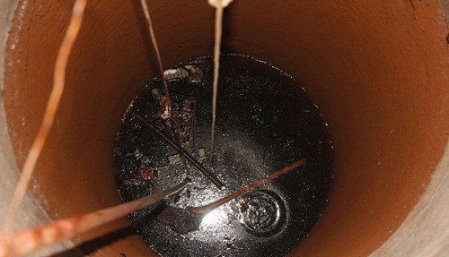 Quảng Trị: Giếng nước nổi váng xăng dầu đen kịt