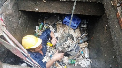 Dọn rác hỗ trợ “siêu máy bơm” trên rốn ngập Nguyễn Hữu Cảnh
