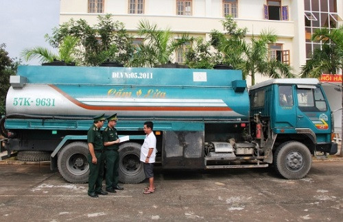 Bà Rịa-Vũng Tàu: Bộ đội biên phòng bắt giữ số lượng lớn dầu dung môi