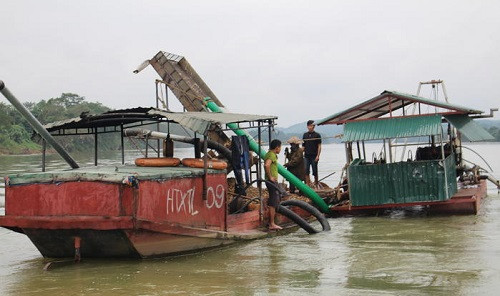 Anh Sơn (Nghệ An) bắt giữ “cát tặc” trên sông Lam