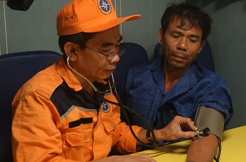 Cứu 13 ngư dân tỉnh Bình Định gặp nạn trên biển