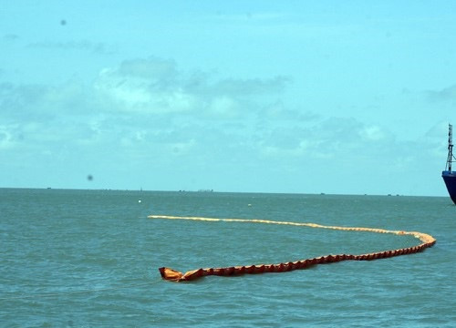 Nguy cơ tràn dầu do chìm tàu ở Sơn Trà