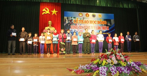 Trao 100 suất học bổng “Vòng tay đồng đội” cho học sinh, sinh viên ở Quảng Trị