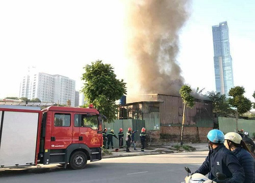 Hà Nội cháy lớn tại bãi tập kết vật liệu xây dựng gần Tổng cục Hải quan, một người tử vong