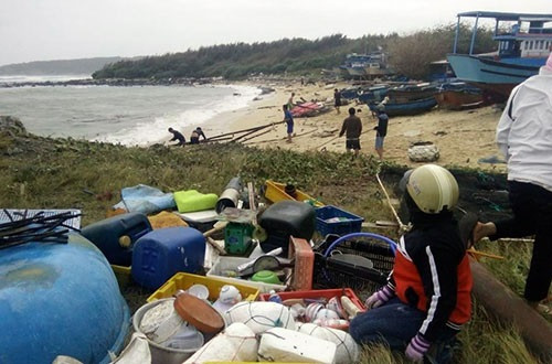 Ảnh hưởng bão số 15, sóng lớn nhấn chìm nhiều lồng bè nuôi cá ở đảo Phú Quý