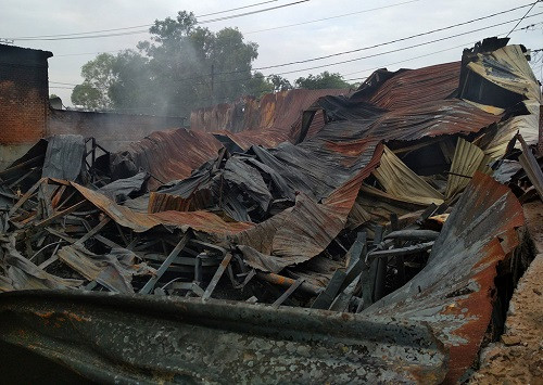 Xưởng nệm mút ven sông Sài Gòn bị “giặc lửa” thiêu rụi