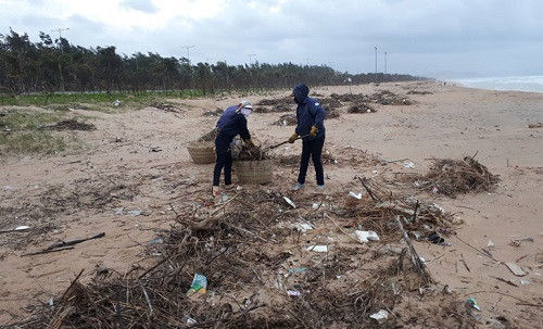 Phú Yên: Xử lý dứt điểm tình trạng rác thải tràn tại các bãi biển
