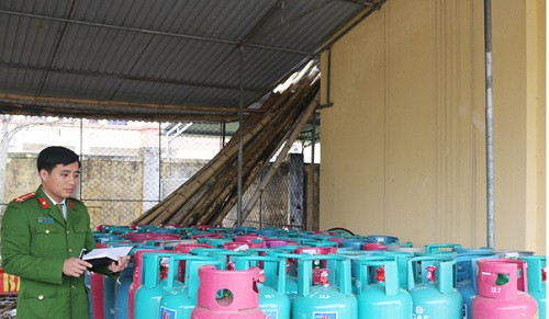 Hà Tĩnh: Bắt quả tang cơ sở tàng trữ 200 bình gas “lậu”