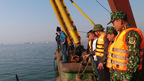 Quảng Ninh: Tàu chở khách du lịch chìm trên Vịnh Hạ Long sau va chạm với xà lan