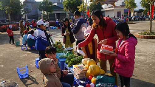Lai Châu tổ chức “Hội chợ tuổi thơ” cho học sinh