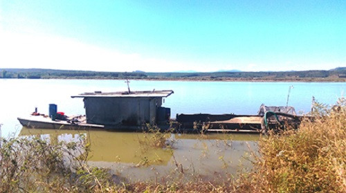 Kon Tum bắt quả tang tàu hút cát trái phép trên sông Đăk Bla