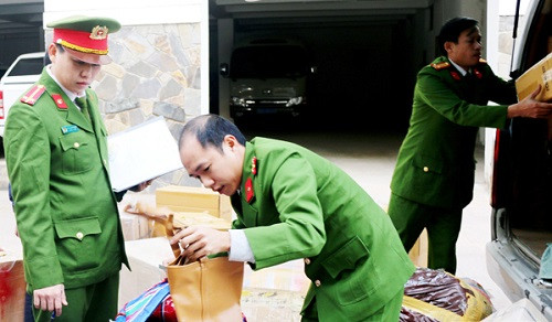 Hà Tĩnh: Bắt giữ hai xe ôtô biển số Lào chở số lượng lớn hàng hóa không giấy tờ hợp pháp vào Việt Nam