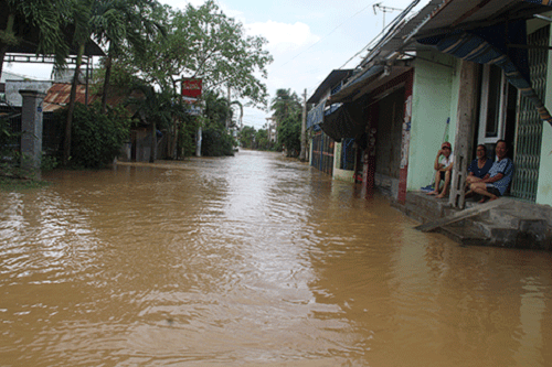 Mưa lớn sau bão số 16, Tp. Nha Trang chìm trong biển nước