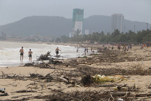 Sau mưa, bãi biển Nha Trang bị rác “tấn công”
