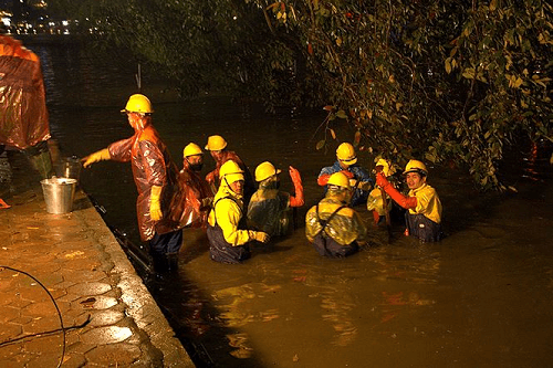 Cảm động công nhân dầm mình dưới mưa rét khẩn trương nạo vét Hồ Gươm